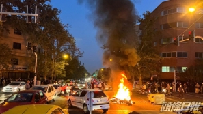 连日反政府示威酿至少133死，伊朗大学生与防暴警爆冲突