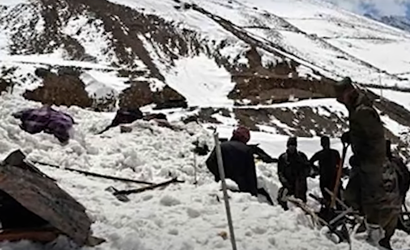 喜马拉雅山大雪崩 41人登山队遭活埋至少10死多人失踪 社会 星岛环球网