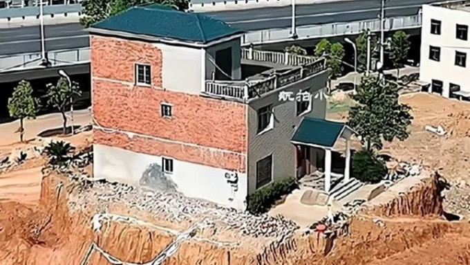 四周被挖靠爬楼梯出行，江西九江“孤岛房”已拆除
