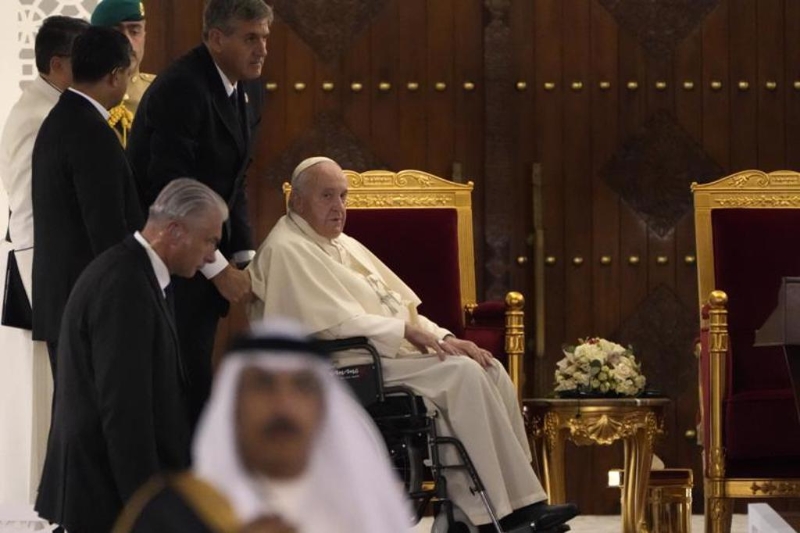 教宗搭机赴巴林访问，膝盖疼痛无法在机舱内走动