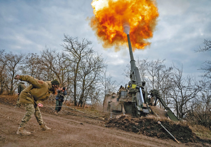 烏克蘭女兵周三在赫爾松地區，操作2S7「牡丹花」自走炮。