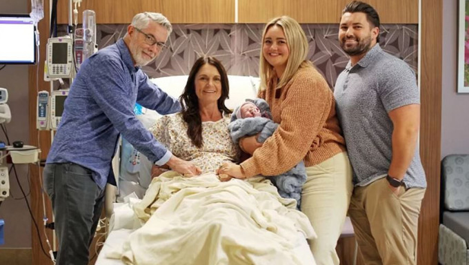 56岁美国妇人“怀儿子的种”，阵痛9小时诞女婴