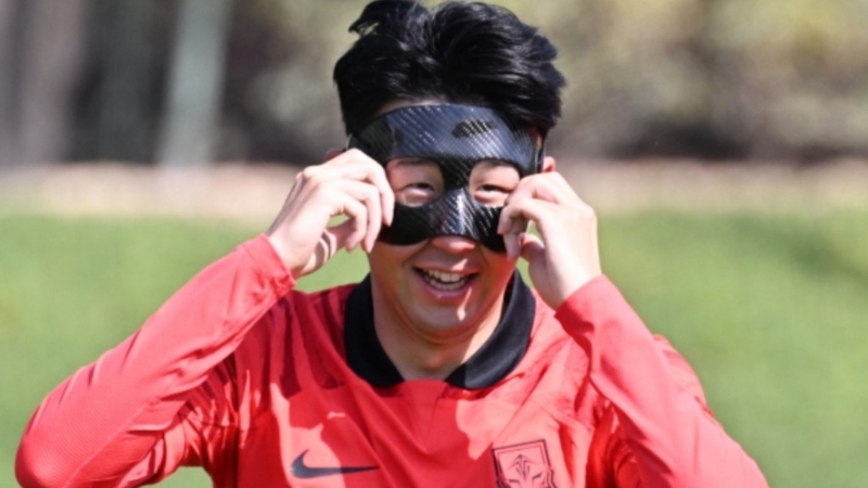 孫興民仍未習慣,不時調整面罩。網上圖片