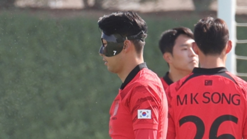 面罩左下方有孫興民球衣號碼。網上圖片