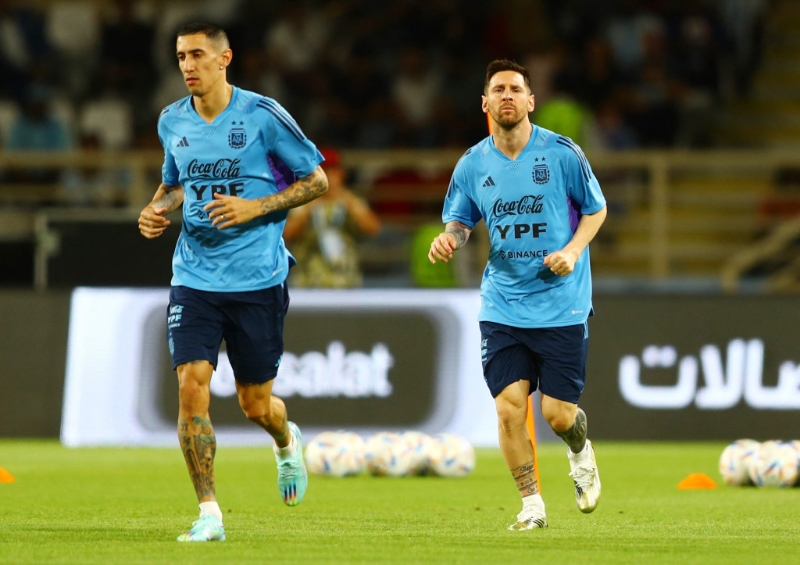 美斯(右)目前正隨阿根廷備戰世盃。Reuters