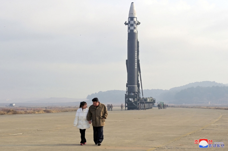 金正恩携女儿首度亮相，观看长程洲际导弹试射