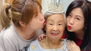 梅小惠妈妈可爱电眼基因强大，90岁与女儿精神奕奕玩自拍