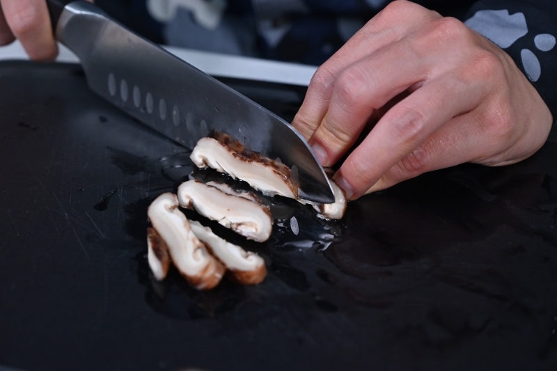 2. 冬菇瀝乾、切片。Drain the shiitake mushrooms and slice thinly.