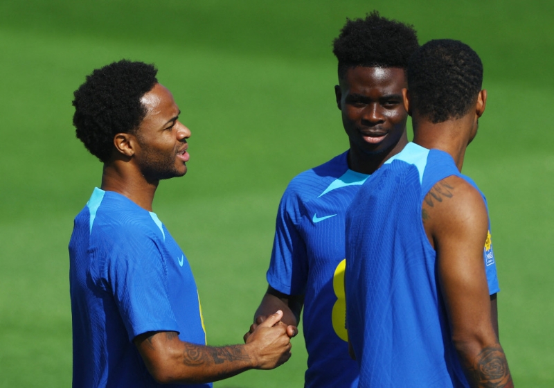 史達寧(左)與布卡約沙卡分任左右翼。Reuters