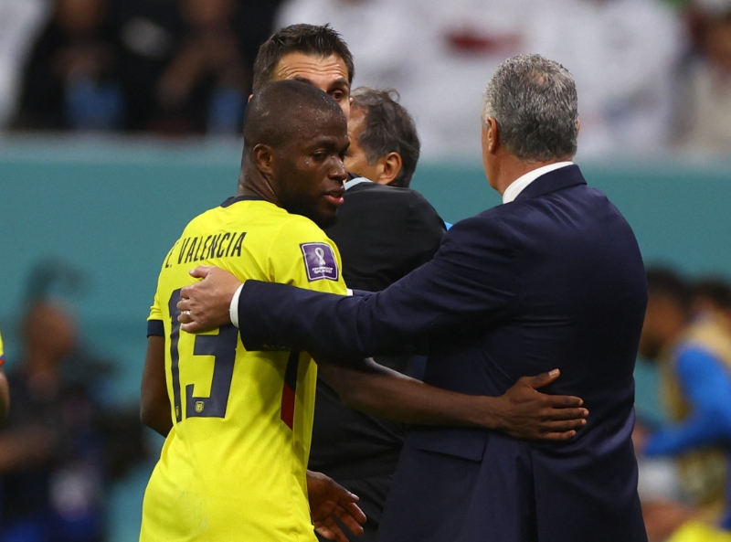 安拿華倫西亞(左)雖提前離場,傷勢不算大問題。Reuters