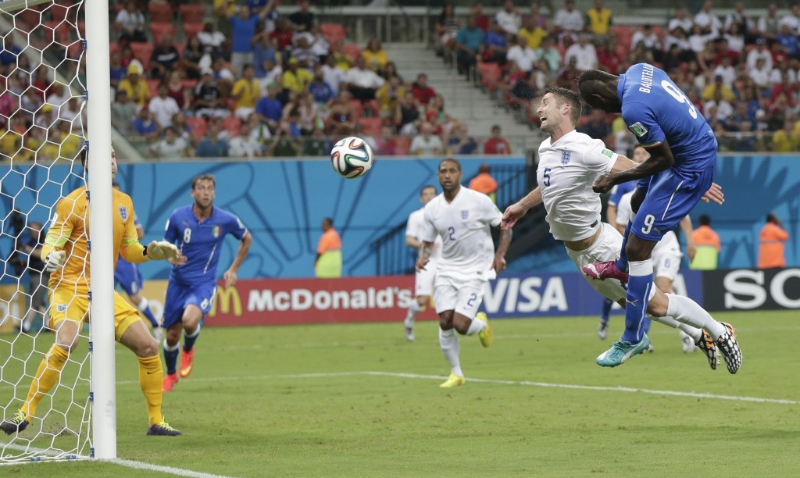 英格蘭於一四年世界盃分組賽首戰硬撼意大利，於三十五分鐘先失守，並於兩分鐘後由史杜列治追平，但巴洛迪利(右)之後士哥助意軍贏2:1，英軍該屆更包尾出局。AP資料圖片