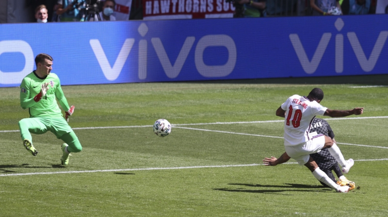 二○年歐國盃延至去夏舉行，有份合辦的英格蘭於分組賽首戰主場出擊，靠史達寧(白衫)一箭定江山，1:0小勝克羅地亞。AP資料圖片