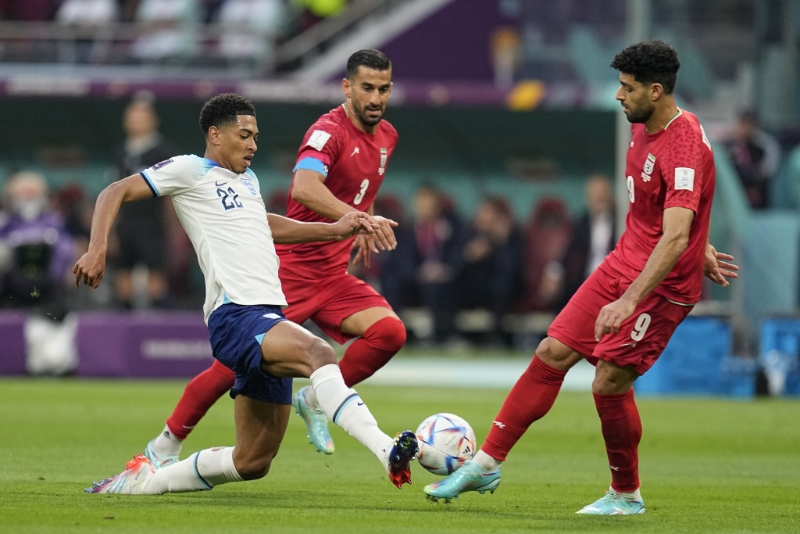 比寧咸攔截毫不錫身。 AP