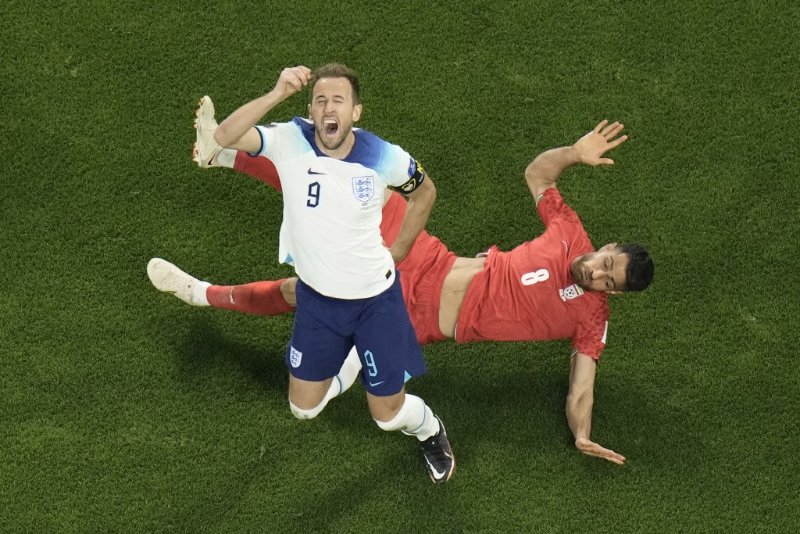 卡尼受到攔截倒地。 AP