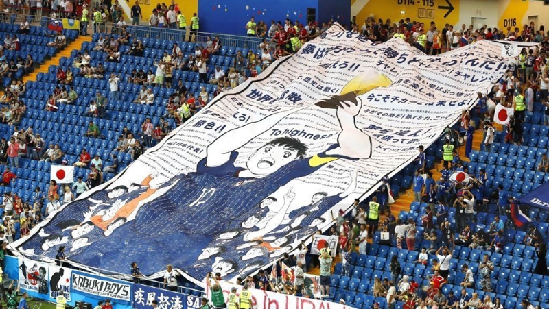 2018年日本對比利時，場外觀眾舉出足球小將大空翼來應援加油。AP資料圖片