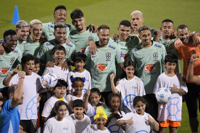 國際足協安排巴西與孩子會面。 AP