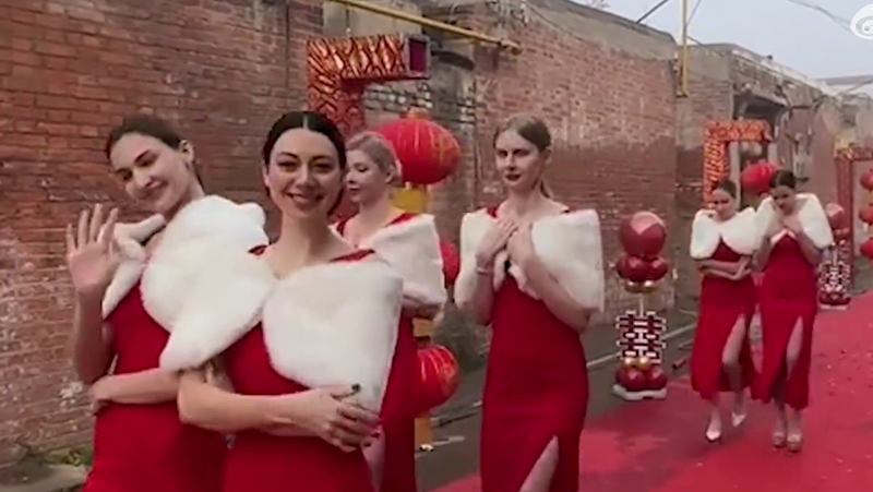 河北一名新娘出嫁邀8名乌克兰模特做伴娘，引发网民关注。