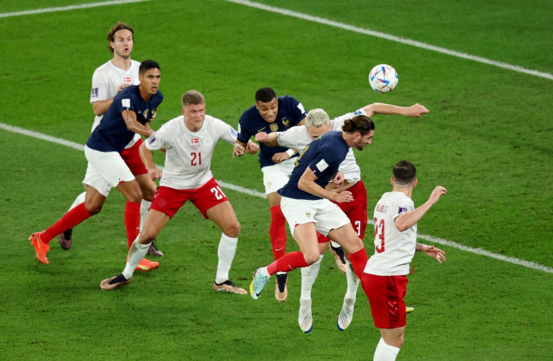 法國中場拉比奧特(右二)頭槌攻門被丹麥門將卡斯柏舒米高撲出。REUTERS