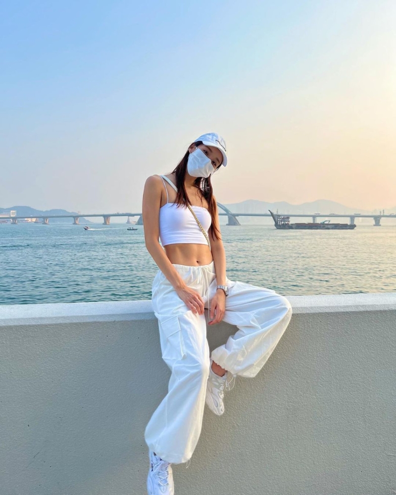 曾在2011年中国小姐（香港赛区）夺得冠军兼「最具人气奖」及「最上镜小姐」成为三料冠军。