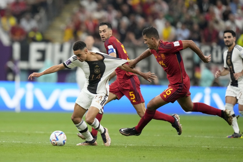 梅斯亞拿被人拉衫。 AP