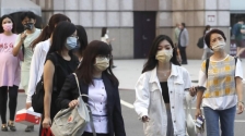 台湾增逾1万宗本土病例，12月1日起户外免口罩