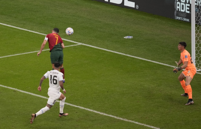 C朗以為頂入,原來未能觸球。 AP