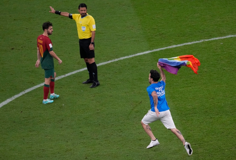 葡萄牙、烏拉圭的比賽有球迷衝進場抗議。（美聯社）