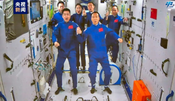 神十五乘组顺利进驻空间站，6航天员首次“太空会师”