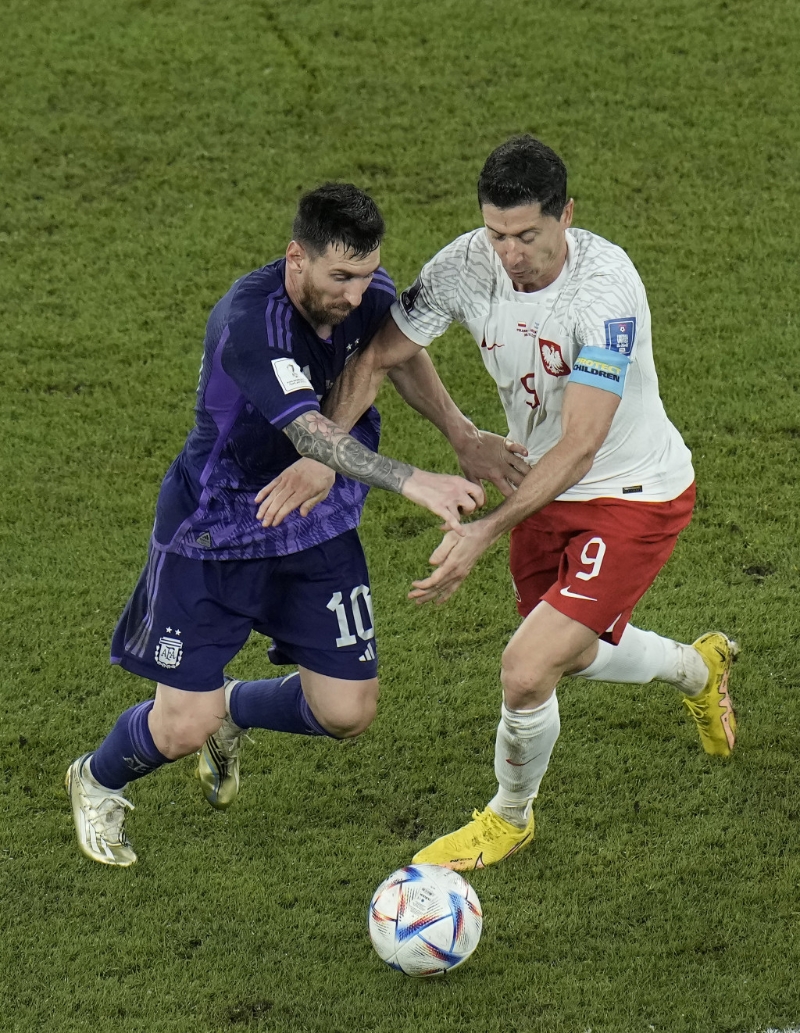 美斯面對羅拔仔貼身攔截。 AP