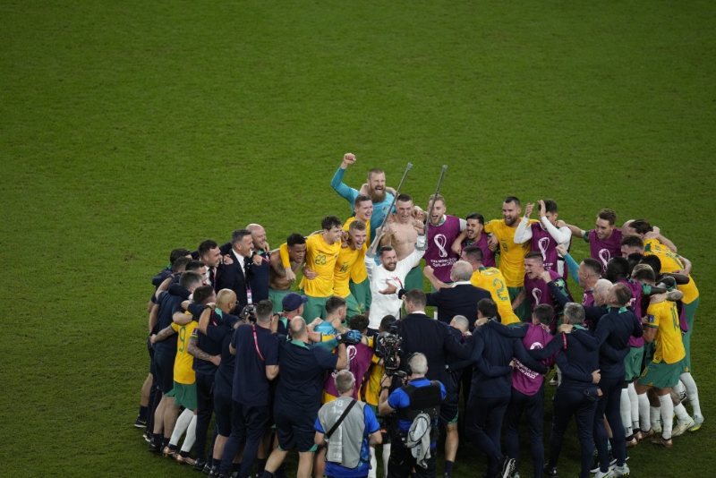 澳洲賽後圍圈慶祝。 AP