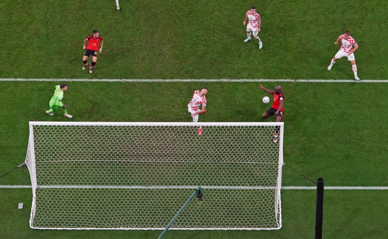 九十分鐘，久攻不下的比利時創造到黃金機會，翼鋒杜根夏薩特右路傳中，皮球越過克羅地亞門將利華高域，門前兩碼無人看管的盧卡古心口控球竟然太大力，被利華高域接實。Reuters