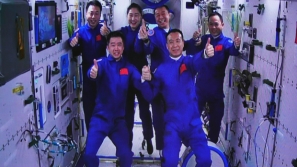 中国航天员乘组完成首次在轨交接，神十四乘组将于12月4日返航