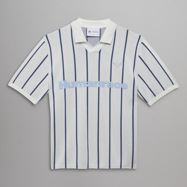 雲朵白色綴以藍色直紋針織Polo球衣/$799，正面飾以Humanrace及品牌三葉草品牌標誌，辬識度高又吸睛。