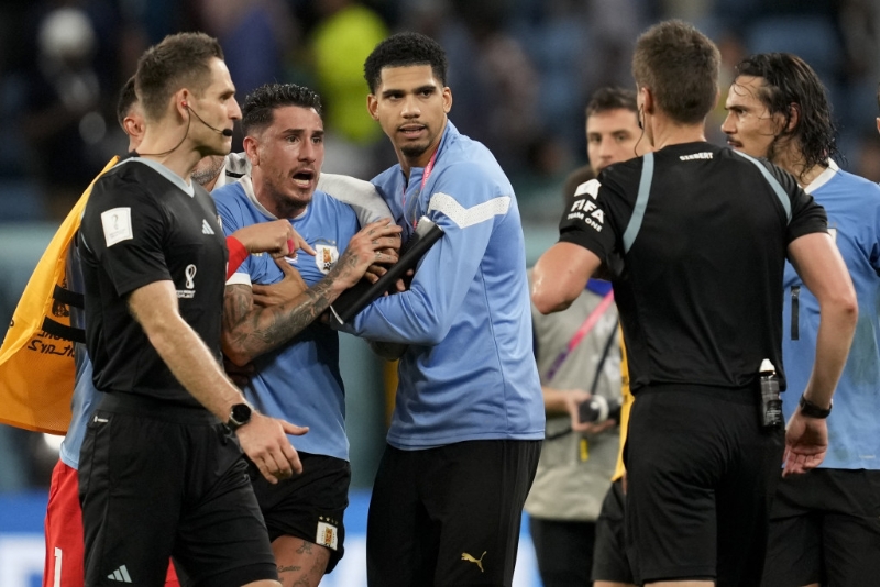 烏拉圭球員賽後向球證理論。AP