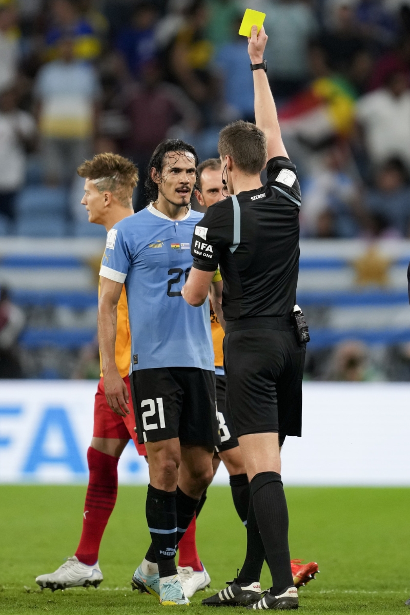 卡雲尼投訴吃下黃牌。 AP