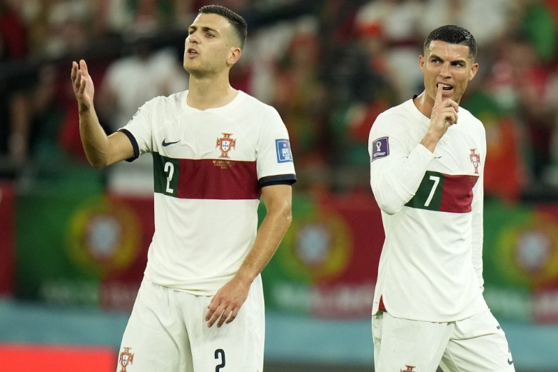 山度士指曹圭成挑釁C朗。  AP