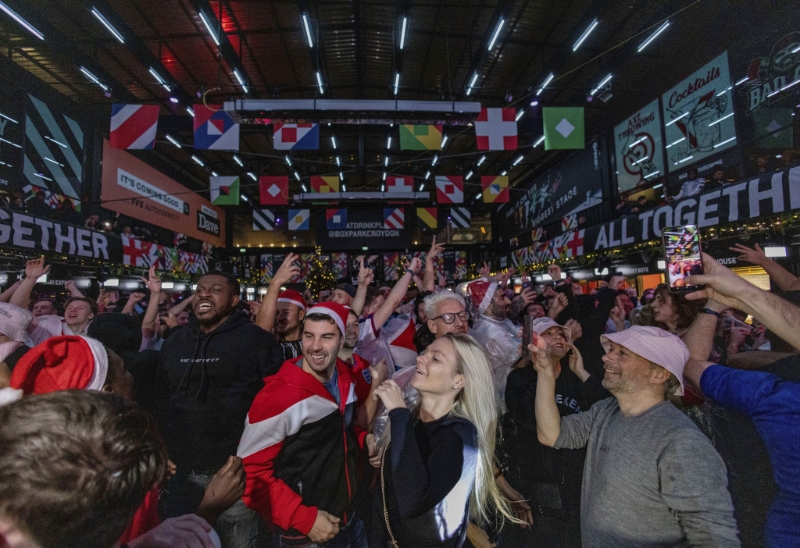 倫敦球迷享受勝利喜悅。  AP