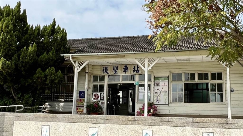 鄰近無米樂小鎮的後壁車站，與林鳳營車站都一起被納入台鐵局的修復計畫。（張毓翎攝）