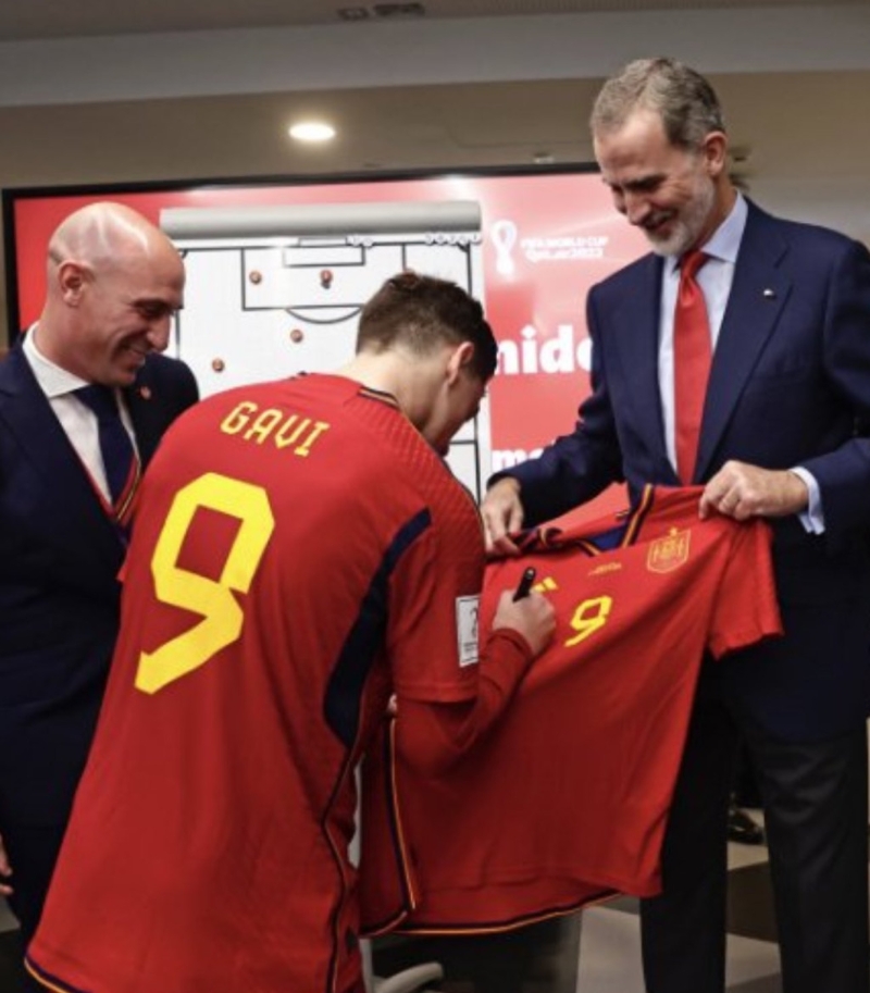 西班牙國王費利佩6世向加維索取簽名波衫贈女。網上圖片