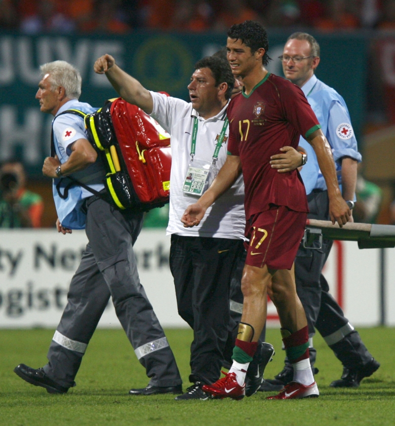 ○六年世界盃乃C朗拿度首次出戰世盃，葡軍十六強遇上荷蘭，但C朗只上陣約一小時就因傷被換走，最終葡萄牙靠文尼治一箭定江山，1:0晉級。Reuters資料圖片