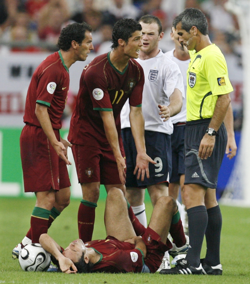 ○六年世界盃八強，葡萄牙鬥英格蘭，C朗全場最令人印象深刻一幕是當其曼聯隊友朗尼踩中卡華奴下體後，C朗即衝向球證，叫球證出示紅牌，令朗尼沉不住氣推了C朗一下，因而領紅出場。該仗加時後雙方仍0:0，最終葡軍靠互射十二碼晉級。AP資料圖片