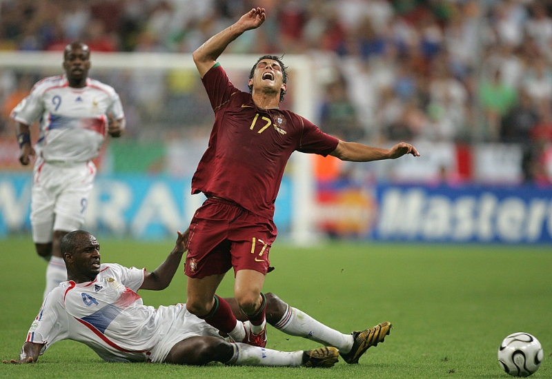 ○六年世界盃四強，法國靠施丹射入十二碼領先一球，之後葡萄牙狂攻，但C朗起腳機會不多，只有一記罰球勁射較有威脅，最終法國小勝1:0。AP資料圖片