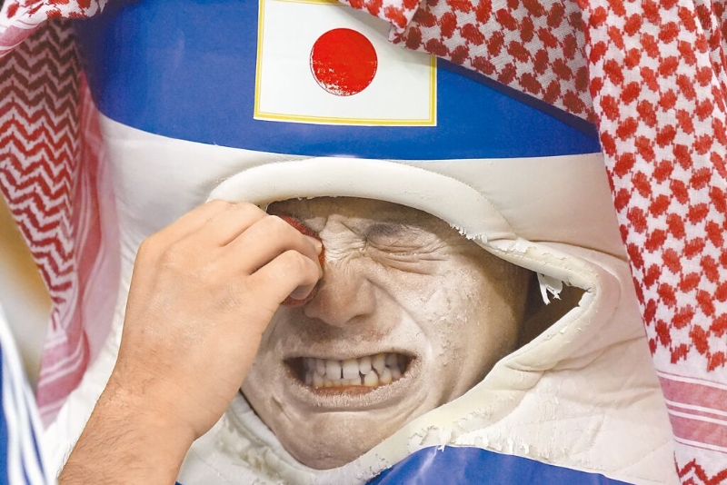 日本PK戰不敵克羅埃西亞，無緣卡達世足賽8強，隊長吉田麻也在賽後痛哭落淚，同穿22號球衣的女兒還上前安慰，現場觀戰的日本球迷也哭紅了眼眶（見圖）。（美聯社）