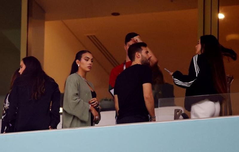 C羅的女友喬治娜準備離開球場。(路透)