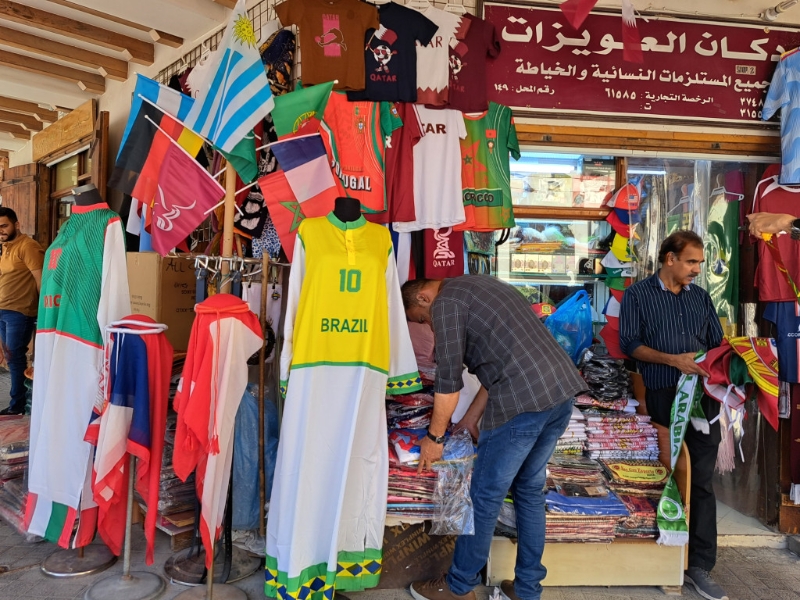 國旗融入多哈傳統服裝，新潮趣怪。