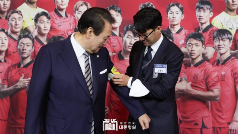 孫興民為尹錫悅戴隊長臂章。總統府官網圖片