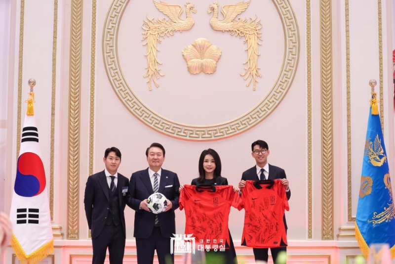 雙方互贈波衫。總統府官網圖片