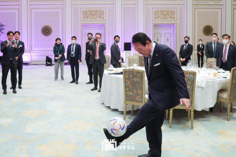 總統表演「的波」。總統府官網圖片