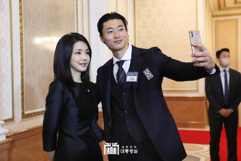 曹圭成與第一夫人自拍。總統府官網圖片