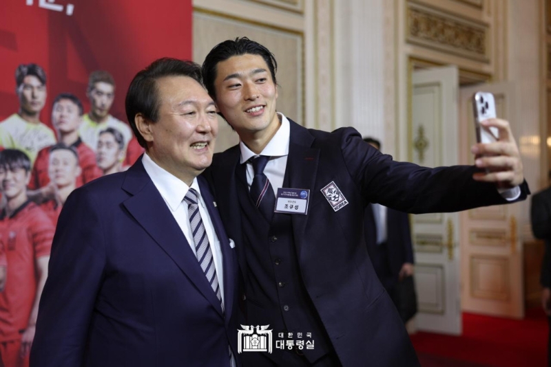 曹圭成與總統自拍。總統府官網圖片